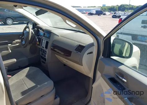 2010 Chrysler Town & Country New Lx from USA, damaged, VIN 2A4RR2D1XAR450297